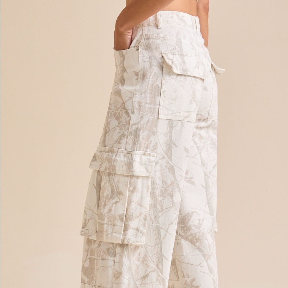 NEW! Altar'd State Cream Cargo Pants | Size M | NWT - Picture 4 of 5